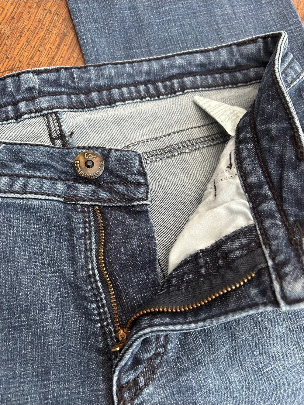 Lee Slender Secret Women’s Flare Jeans w/embellishment on pockets. Sz 12 EUC